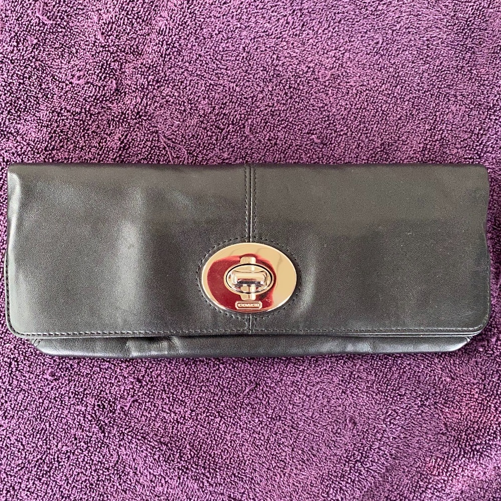Classy Coach Clutch✨
